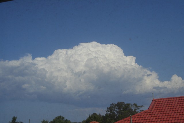 Weak cell building towards the Gold Coast area.